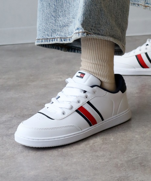 TOMMY HILFIGER（トミーヒルフィガー）の「【TOMMY HILFIGER/トミーヒルフィガー】TH ICONIC COURT3.0/アイコニック コート ローカット スニーカー（スニーカー・レディース・タン/ホワイト×ネイビー・25.0cm/22.5cm/24.5cm/24.0cm/23.5cm/23.0cm）」の2枚目の写真