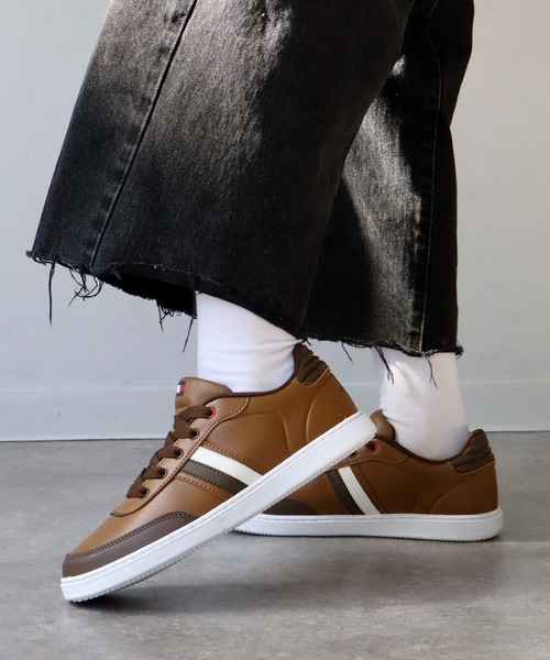 TOMMY HILFIGER（トミーヒルフィガー）の「【TOMMY HILFIGER/トミーヒルフィガー】TH ICONIC COURT3.0/アイコニック コート ローカット スニーカー（スニーカー・レディース・タン/ホワイト×ネイビー・25.0cm/22.5cm/24.5cm/24.0cm/23.5cm/23.0cm）」の5枚目の写真