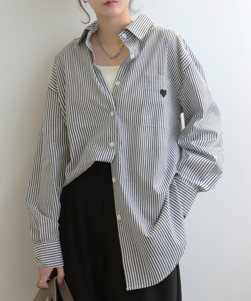 LUMIRA(アパレル)(ルミラ)の「ハート刺繍ロゴ ストライプシャツ(シャツ/ブラウス・レディース・ホワイト/ブルー/ブラック系1/ブラック系2/ネイビー系1・FREE)」の3枚目の写真