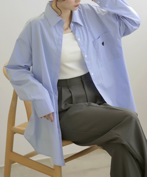 LUMIRA(アパレル)(ルミラ)の「ハート刺繍ロゴ ストライプシャツ(シャツ/ブラウス・レディース・ホワイト/ブルー/ブラック系1/ブラック系2/ネイビー系1・FREE)」の1枚目の写真