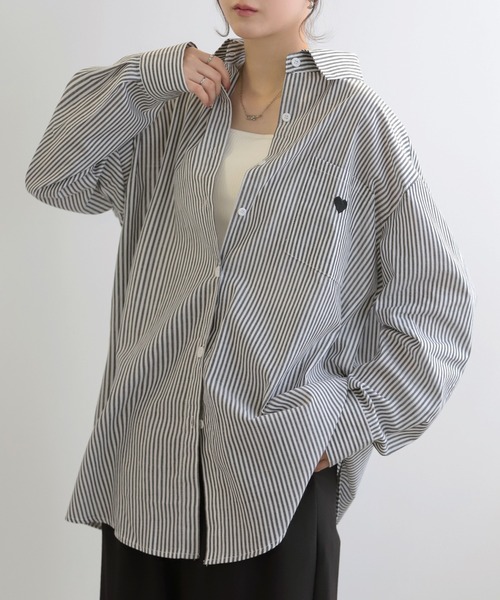 LUMIRA(アパレル)(ルミラ)の「ハート刺繍ロゴ ストライプシャツ(シャツ/ブラウス・レディース・ホワイト/ブルー/ブラック系1/ブラック系2/ネイビー系1・FREE)」の16枚目の写真