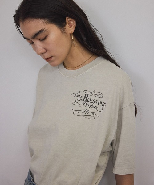 SALON adam et rope'(サロン アダム エ ロペ)の「ビンテージライクパルファムプリントビッグTシャツ(Tシャツ/カットソー・レディース・ベージュ系その他/ブルー系その他4/チャコールグレー・FREE)」の3枚目の写真