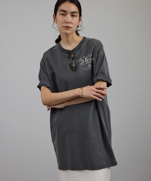 SALON adam et rope'(サロン アダム エ ロペ)の「ビンテージライクパルファムプリントビッグTシャツ(Tシャツ/カットソー・レディース・ベージュ系その他/ブルー系その他4/チャコールグレー・FREE)」の2枚目の写真