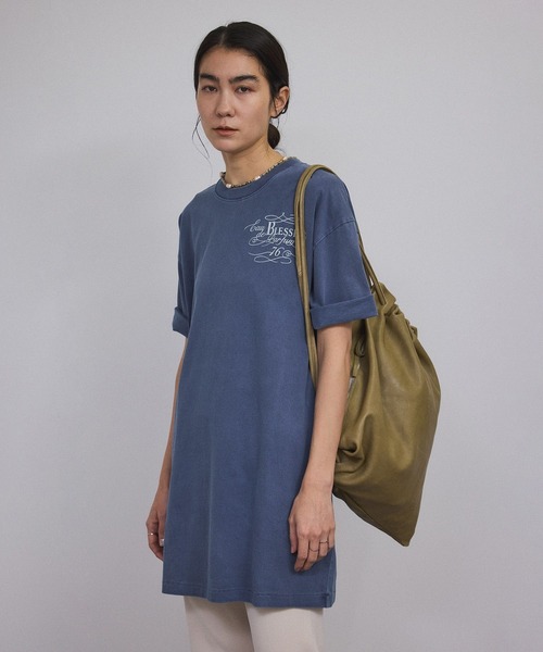 SALON adam et rope'(サロン アダム エ ロペ)の「ビンテージライクパルファムプリントビッグTシャツ(Tシャツ/カットソー・レディース・ベージュ系その他/ブルー系その他4/チャコールグレー・FREE)」の1枚目の写真