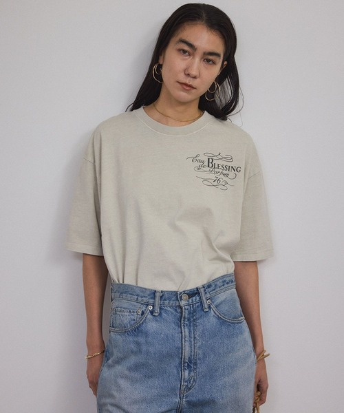 SALON adam et rope'(サロン アダム エ ロペ)の「ビンテージライクパルファムプリントビッグTシャツ(Tシャツ/カットソー・レディース・ベージュ系その他/ブルー系その他4/チャコールグレー・FREE)」の7枚目の写真