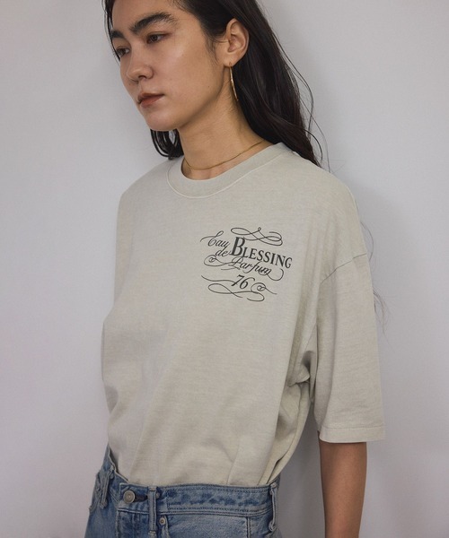 SALON adam et rope'(サロン アダム エ ロペ)の「ビンテージライクパルファムプリントビッグTシャツ(Tシャツ/カットソー・レディース・ベージュ系その他/ブルー系その他4/チャコールグレー・FREE)」の6枚目の写真