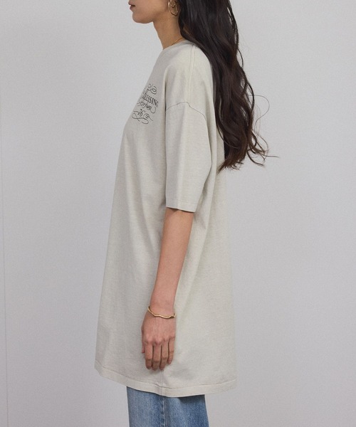 SALON adam et rope'(サロン アダム エ ロペ)の「ビンテージライクパルファムプリントビッグTシャツ(Tシャツ/カットソー・レディース・ベージュ系その他/ブルー系その他4/チャコールグレー・FREE)」の22枚目の写真