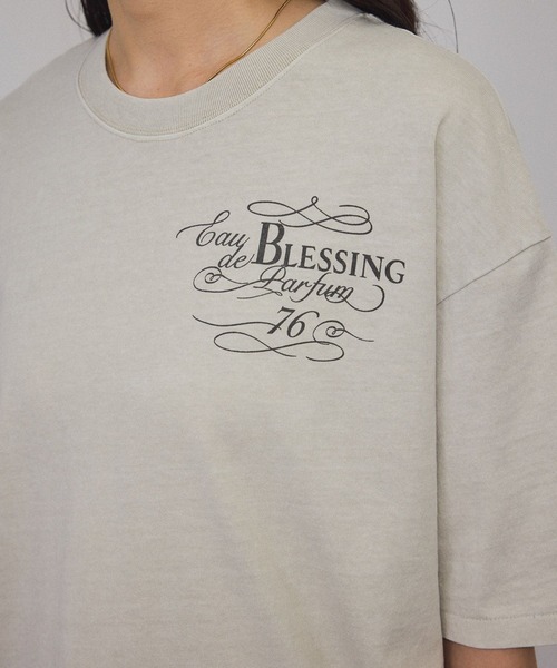 SALON adam et rope'(サロン アダム エ ロペ)の「ビンテージライクパルファムプリントビッグTシャツ(Tシャツ/カットソー・レディース・ベージュ系その他/ブルー系その他4/チャコールグレー・FREE)」の19枚目の写真