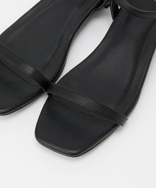 COLONY 2139（コロニートゥーワンスリーナイン）の「ナロウストラップサンダル（サンダル・レディース・ゴールド/ブラック・MEDIUM/LARGE）」の21枚目の写真