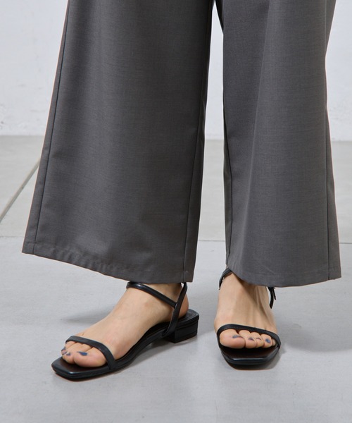 COLONY 2139（コロニートゥーワンスリーナイン）の「ナロウストラップサンダル（サンダル・レディース・ゴールド/ブラック・MEDIUM/LARGE）」の4枚目の写真