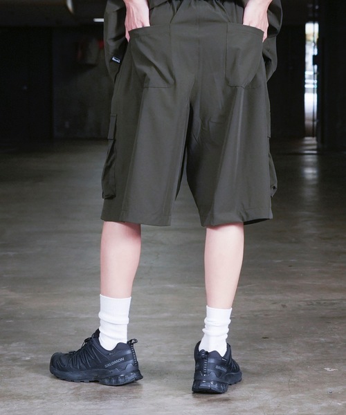 THRASHER(スラッシャー)の「NYLON CARGO SHORTS / スラッシャーロゴ刺繍ナイロンカーゴショーツ(カーゴパンツ・メンズ・グレイッシュベージュ/ブラック/カーキ・LARGE/MEDIUM/X-LARGE)」の4枚目の写真