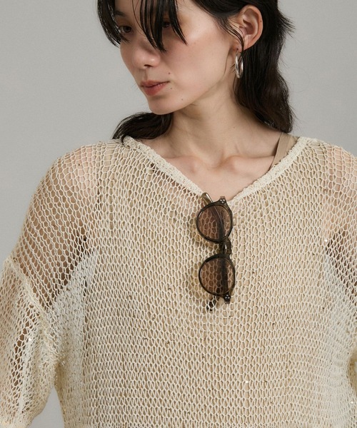 SALON adam et rope'（サロン アダム エ ロペ）の「ギマコットンスパンコールプルオーバー（ニット/セーター・レディース・チャコールグレー/オフホワイト/ブラウン系その他2・FREE）」の2枚目の写真