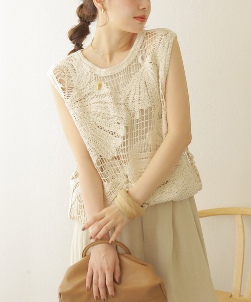LAULEN(ローレン)の「crochet sleeveless knit tops /ボタニカル クロシェ ノースリーブ ニット トップス(ニット/セーター・レディース・ブラック/ベージュ・FREE)」の2枚目の写真