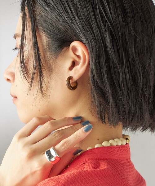 SHIPS（シップス）の「樹脂 フープ イヤリング S（イヤリング・レディース・キャメル/グレー・ONE SIZE）」の2枚目の写真