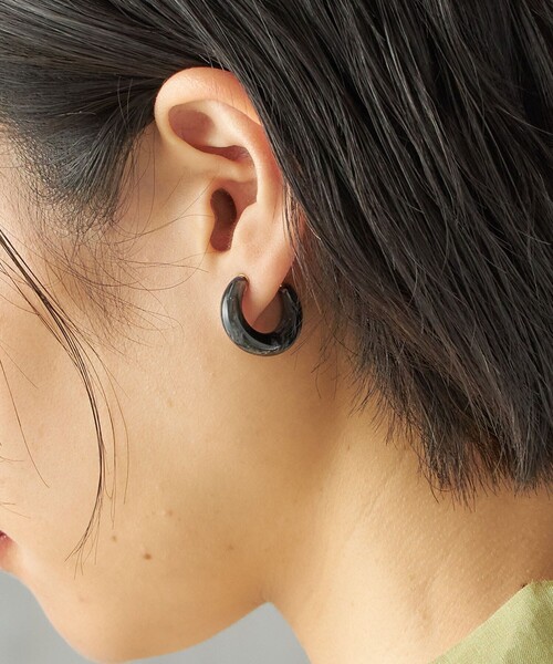 SHIPS（シップス）の「樹脂 フープ イヤリング S（イヤリング・レディース・キャメル/グレー・ONE SIZE）」の3枚目の写真