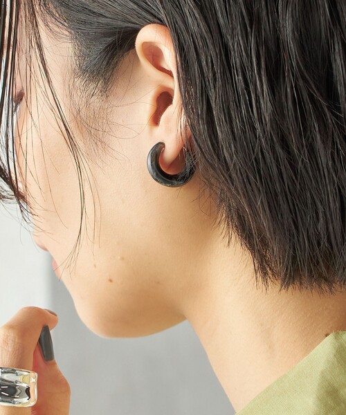 SHIPS（シップス）の「樹脂 フープ イヤリング S（イヤリング・レディース・キャメル/グレー・ONE SIZE）」の4枚目の写真