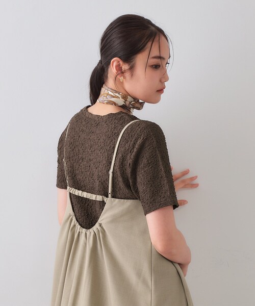 OPAQUE.CLIP(オペークドットクリップ)の「ふくれジャカードショートカットソー【洗濯機洗い可】(Tシャツ/カットソー・レディース・ブラック/ブラウン系その他/ブルー系その他/ホワイト・38/40/42)」の4枚目の写真