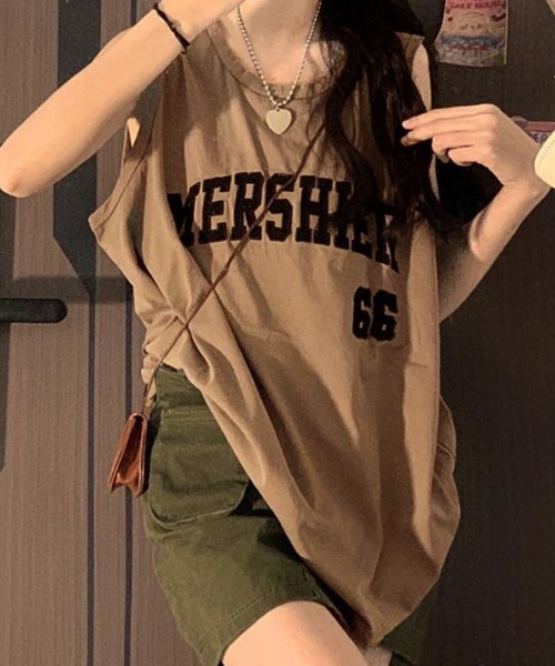 VIBGYOR（ヴィブジョー）の「[NARULA/ナルラ]ルーズシルエット カレッジロゴ風 ノースリーブ Tシャツ(CZ)（Tシャツ/カットソー・レディース・ホワイト/ベージュ/ホワイト系・FREE）」の4枚目の写真