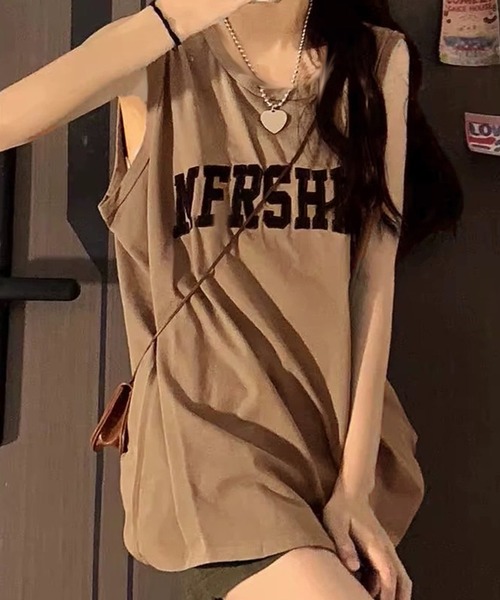 VIBGYOR（ヴィブジョー）の「[NARULA/ナルラ]ルーズシルエット カレッジロゴ風 ノースリーブ Tシャツ(CZ)（Tシャツ/カットソー・レディース・ホワイト/ベージュ/ホワイト系・FREE）」の5枚目の写真