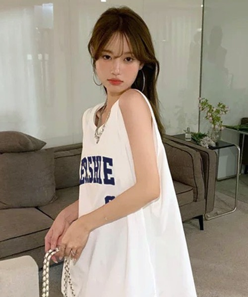 VIBGYOR（ヴィブジョー）の「[NARULA/ナルラ]ルーズシルエット カレッジロゴ風 ノースリーブ Tシャツ(CZ)（Tシャツ/カットソー・レディース・ホワイト/ベージュ/ホワイト系・FREE）」の12枚目の写真