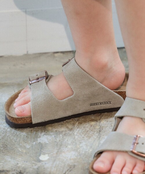 BIRKENSTOCK（ビルケンシュトック）の「BIRKENSTOCK / ARIZONA Kids スエード サンダル（17～22cm）（サンダル・キッズ・ベージュ・16.5cm/17cm/18.5cm/19㎝/21cm/22cm）」の2枚目の写真