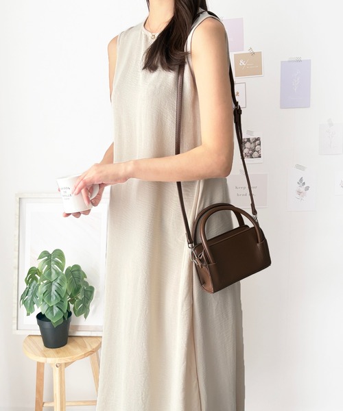 Amulet(アミュレット)の「ふんわり揺れる上品シルエット バックデザインノースリーブワンピース(ワンピース・レディース・ブラック/アイボリー・S/M/XL/L)」の3枚目の写真