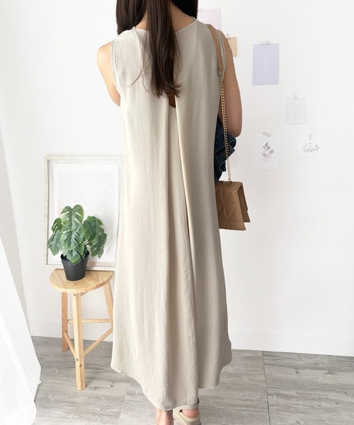 Amulet(アミュレット)の「ふんわり揺れる上品シルエット バックデザインノースリーブワンピース(ワンピース・レディース・ブラック/アイボリー・S/M/XL/L)」の14枚目の写真