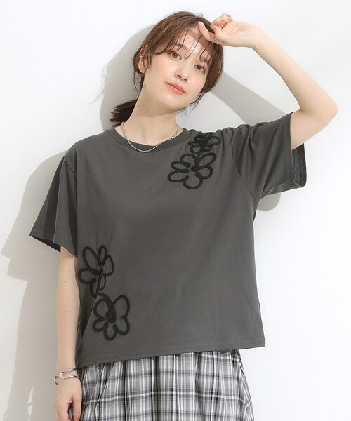 Cutie Blonde(キューティーブロンド)の「【S-LL】コーデの主役になる コード刺繍デザインTシャツ(Tシャツ/カットソー・レディース・ライトグリーン系1/グレー系その他2/ホワイト系1・03/02/01/04)」の8枚目の写真