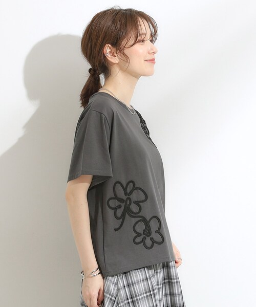 Cutie Blonde(キューティーブロンド)の「【S-LL】コーデの主役になる コード刺繍デザインTシャツ(Tシャツ/カットソー・レディース・ライトグリーン系1/グレー系その他2/ホワイト系1・03/02/01/04)」の9枚目の写真