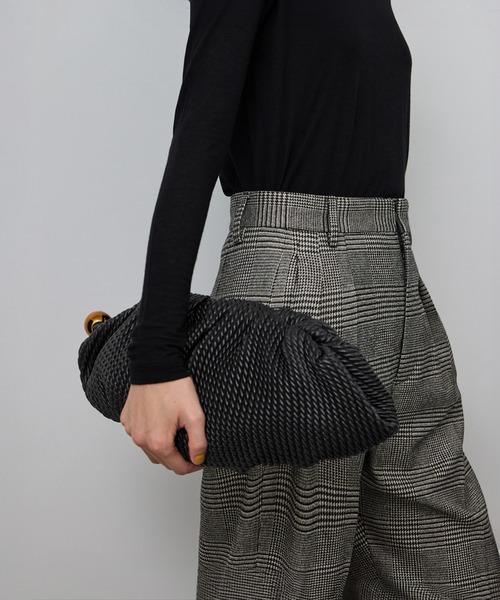 ROPE'（ロペ）の「ラムレザーロープ模様クラッチ/ミディアム（クラッチバッグ・レディース・オフホワイト/ブラック・FREE）」の2枚目の写真