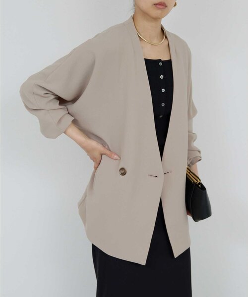 GALLARDAGALANTE（ガリャルダガランテ）の「【web限定予約追加】ジャージードルマンジャケット（ノーカラージャケット・レディース・グレイッシュベージュ/ブラック・FREE）」の18枚目の写真