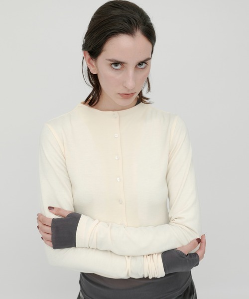 kiehtova（キエトヴァ）の「【kiehtova】SMOOTH STAND NECK CARDIGAN/スムース スタンド ネック カーディガン KTWR43（カーディガン/ボレロ・レディース・チャコールグレー/アイボリー/ブラック・FREE）」の2枚目の写真