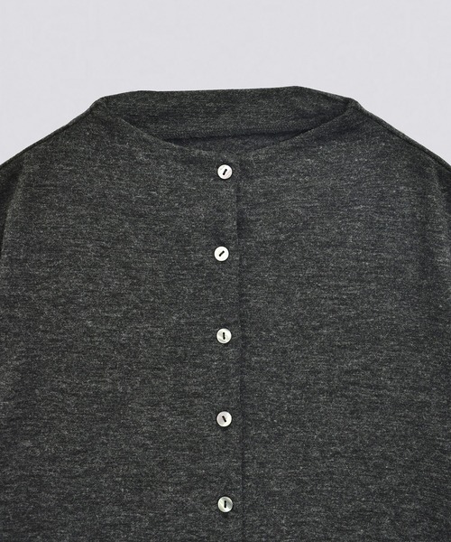 kiehtova（キエトヴァ）の「【kiehtova】SMOOTH STAND NECK CARDIGAN/スムース スタンド ネック カーディガン KTWR43（カーディガン/ボレロ・レディース・チャコールグレー/アイボリー/ブラック・FREE）」の13枚目の写真