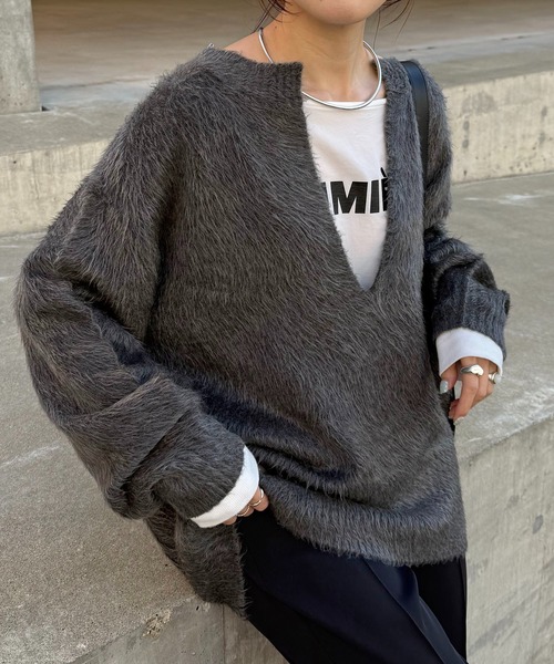 COLLAGE GALLARDAGALANTE(コラージュガリャルダガランテ)の「エアリー深Vニット/WEB限定カラー展開/新色追加(ニット/セーター・レディース・チャコールグレー/ベージュ/ネイビー/レッド/ブルー/ブラウン/ブラック・FREE)」の1枚目の写真