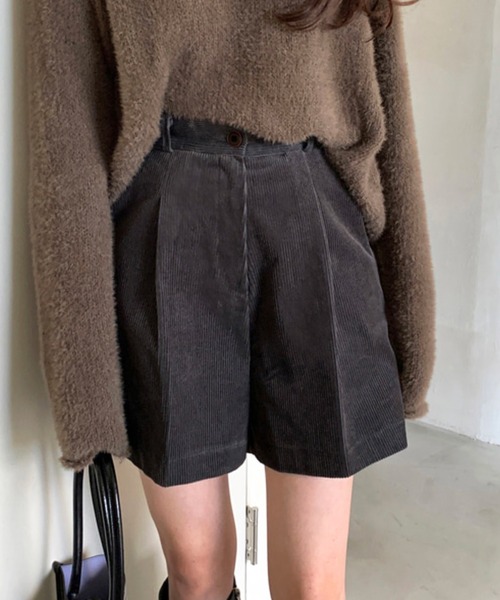 HALEY PESCA(ヘーリーペスカ)の「HALEY PESCA/センタータック コーデュロイショートパンツ(その他パンツ・レディース・ブラック/ブラウン・MEDIUM/SMALL)」の2枚目の写真