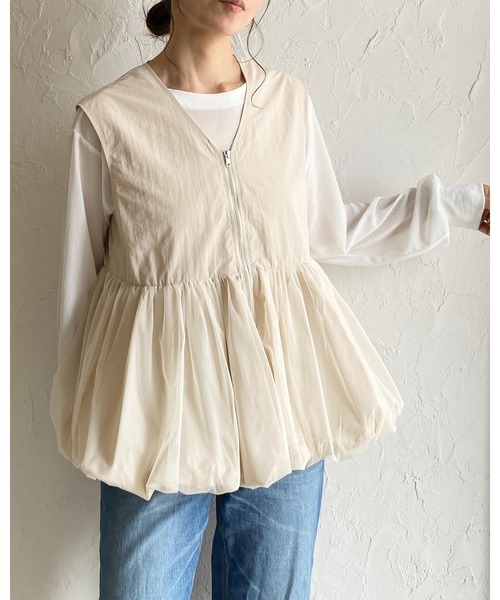 She's Closet(シーズクローゼット)の「Vネックダブルジップチュールレイヤードバルーンペプラムベスト(ベスト・レディース・アイボリー/カーキ/ブラック・FREE)」の2枚目の写真