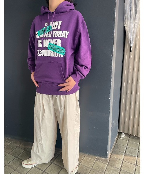 WORLD WIDE LOVE!(ワールドワイドラブ)の「WHAT フーディー(パーカー・レディース・ブラック/パープル/トップグレー・1)」の1枚目の写真