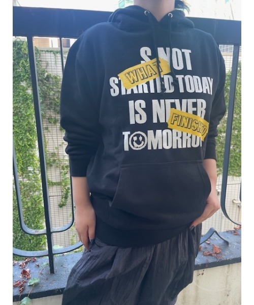 WORLD WIDE LOVE!(ワールドワイドラブ)の「WHAT フーディー(パーカー・レディース・ブラック/パープル/トップグレー・1)」の2枚目の写真