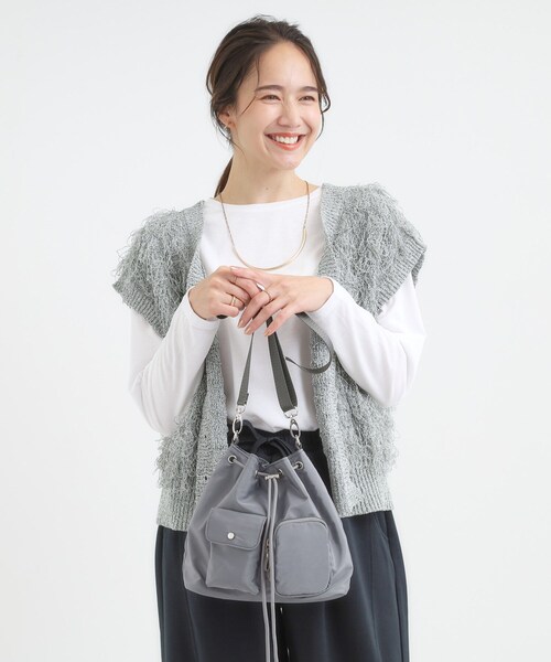 SHOO・LA・RUE(シューラルー)の「【撥水】2WAY巾着ショルダーバッグ(ショルダーバッグ・レディース・ダークグレー/ブラウン系/ブラック・00)」の4枚目の写真