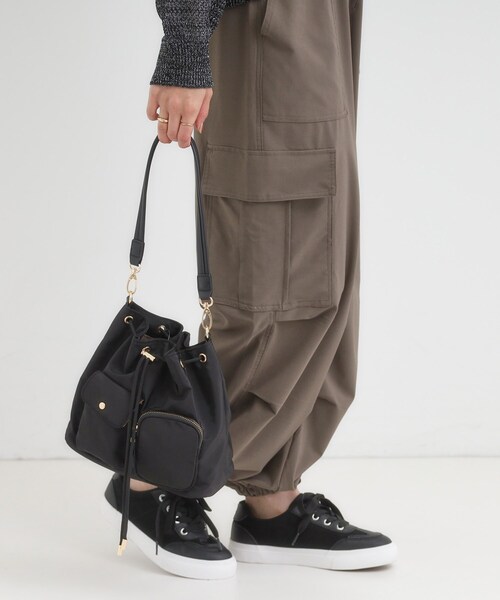 SHOO・LA・RUE(シューラルー)の「【撥水】2WAY巾着ショルダーバッグ(ショルダーバッグ・レディース・ダークグレー/ブラウン系/ブラック・00)」の6枚目の写真