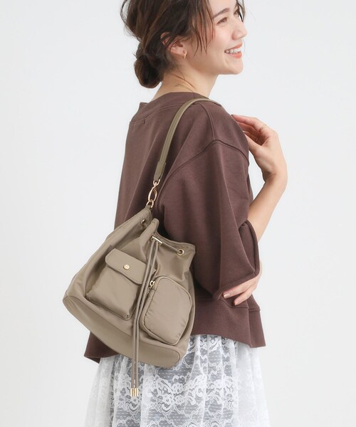 SHOO・LA・RUE(シューラルー)の「【撥水】2WAY巾着ショルダーバッグ(ショルダーバッグ・レディース・ダークグレー/ブラウン系/ブラック・00)」の8枚目の写真