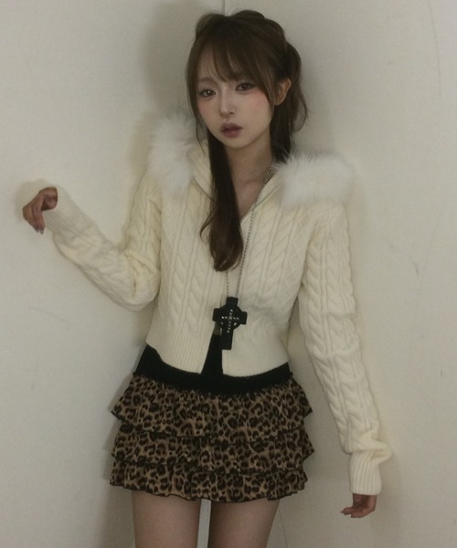 .KOM（ドットコム）の「A'GEM/9 × .kom 『.KOM/ドットケーオーエム』 Faux Fur Hooded Cropped Knit Cardigan/Y2K フェイクファーフード ショートニットトップス（ニット/セーター・レディース・アイボリー/ブラック/グレー・FREE）」の7枚目の写真