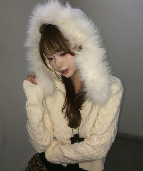 .KOM（ドットコム）の「A'GEM/9 × .kom 『.KOM/ドットケーオーエム』 Faux Fur Hooded Cropped Knit Cardigan/Y2K フェイクファーフード ショートニットトップス（ニット/セーター・レディース・アイボリー/ブラック/グレー・FREE）」の5枚目の写真