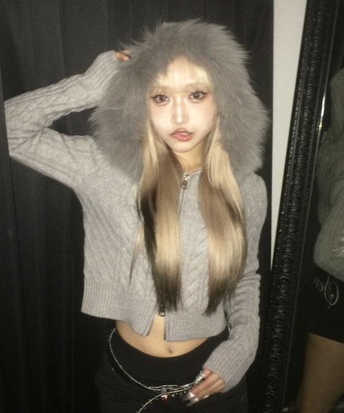 .KOM（ドットコム）の「A'GEM/9 × .kom 『.KOM/ドットケーオーエム』 Faux Fur Hooded Cropped Knit Cardigan/Y2K フェイクファーフード ショートニットトップス（ニット/セーター・レディース・アイボリー/ブラック/グレー・FREE）」の21枚目の写真