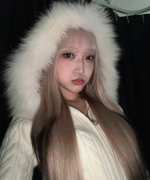 .KOM（ドットコム）の「A'GEM/9 × .kom 『.KOM/ドットケーオーエム』 Faux Fur Hooded Cropped Knit Cardigan/Y2K フェイクファーフード ショートニットトップス（ニット/セーター・レディース・アイボリー/ブラック/グレー・FREE）」の8枚目の写真
