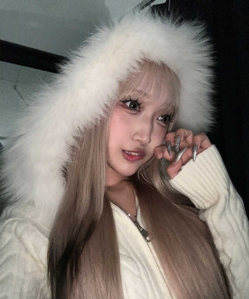 .KOM（ドットコム）の「A'GEM/9 × .kom 『.KOM/ドットケーオーエム』 Faux Fur Hooded Cropped Knit Cardigan/Y2K フェイクファーフード ショートニットトップス（ニット/セーター・レディース・アイボリー/ブラック/グレー・FREE）」の9枚目の写真