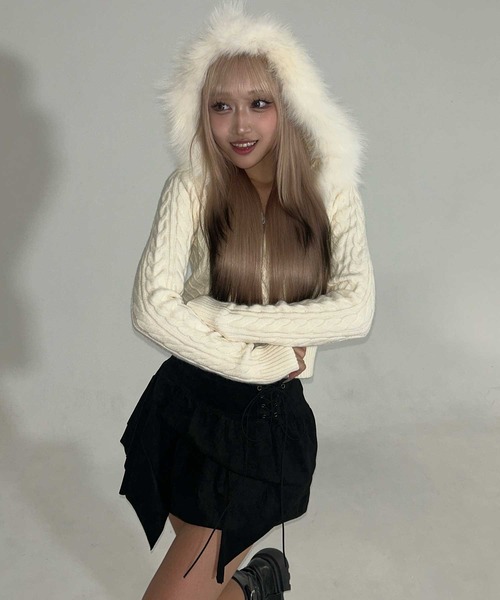 .KOM（ドットコム）の「A'GEM/9 × .kom 『.KOM/ドットケーオーエム』 Faux Fur Hooded Cropped Knit Cardigan/Y2K フェイクファーフード ショートニットトップス（ニット/セーター・レディース・アイボリー/ブラック/グレー・FREE）」の14枚目の写真