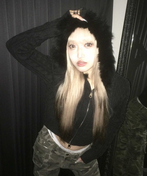 .KOM（ドットコム）の「A'GEM/9 × .kom 『.KOM/ドットケーオーエム』 Faux Fur Hooded Cropped Knit Cardigan/Y2K フェイクファーフード ショートニットトップス（ニット/セーター・レディース・アイボリー/ブラック/グレー・FREE）」の15枚目の写真