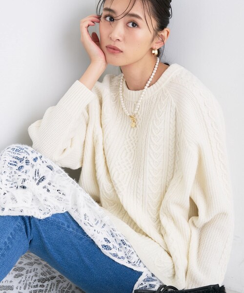 INDIVI（インディヴィ）の「【洗える】ケーブルデザイン ラウンドヘムニット（ニット/セーター・レディース・オフホワイト/グレー系4/ブラウン系その他5/ネイビー・38/15 /13/05）」の2枚目の写真