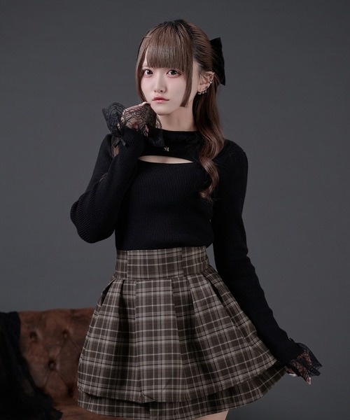 Pal elfy（パルエルフィー）の「胸開きロゴチャームリブニット（ニット